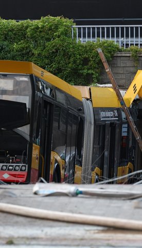 Autobus linii 186 miał najpierw zderzyć się z tramwajem, odjechał w kierunku ronda uszkadzając po dr