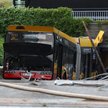 Autobus linii 186 miał najpierw zderzyć się z tramwajem, odjechał w kierunku ronda uszkadzając po dr