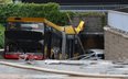 Autobus linii 186 miał najpierw zderzyć się z tramwajem, odjechał w kierunku ronda uszkadzając po dr
