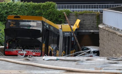 Autobus linii 186 miał najpierw zderzyć się z tramwajem, odjechał w kierunku ronda uszkadzając po dr