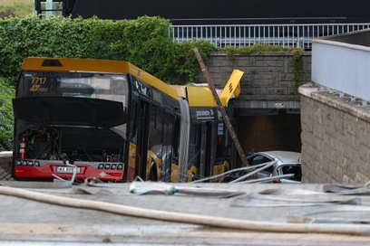 Autobus linii 186 miał najpierw zderzyć się z tramwajem, odjechał w kierunku ronda uszkadzając po dr