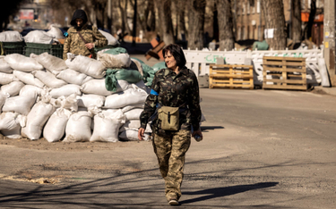 Ukraińska żołnierka na punkcie kontrolnym w Kijowie