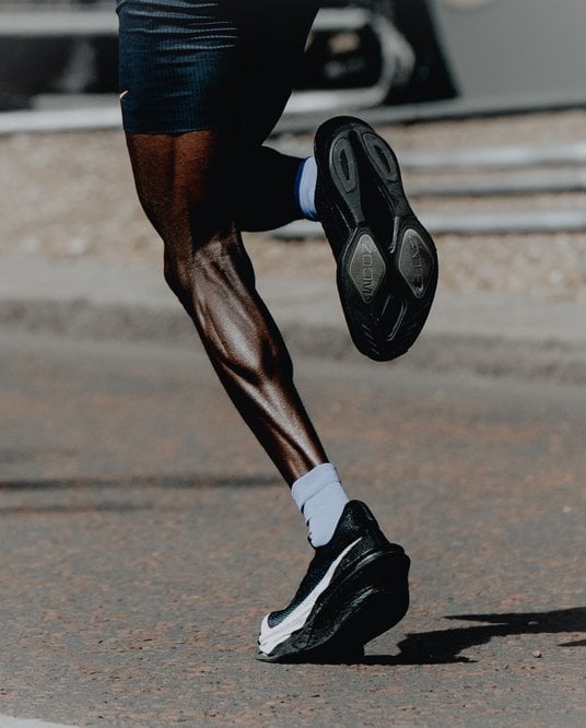 Jacob Kiplimo podczas maratonu w Londynie.