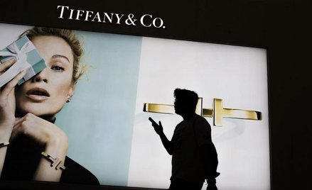 Akcjonariusze Tiffany przyjmują ofertę kupna przez LVMH