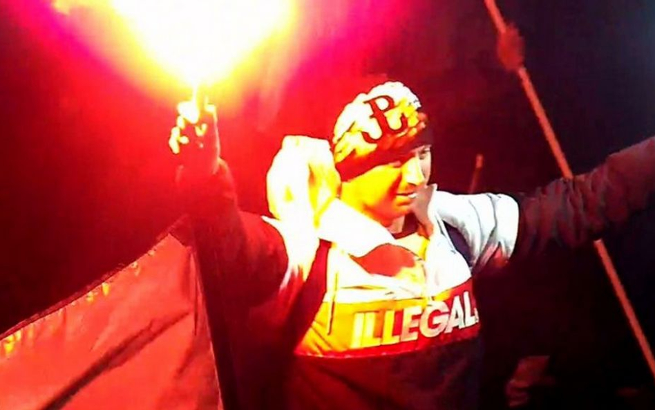 Policja publikuje kolejne wizerunki odpalających race na marszu w Warszawie