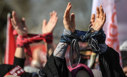 Turcja: Policja rozbiła kobiecy marsz przy użyciu gazu łzawiącego