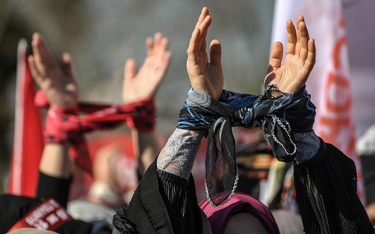 Turcja: Policja rozbiła kobiecy marsz przy użyciu gazu łzawiącego