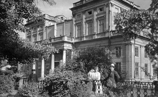 Widok na Obserwatorium Astronomiczne Uniwersytetu Warszawskiego z kierunku północno-zachodniego. Na 