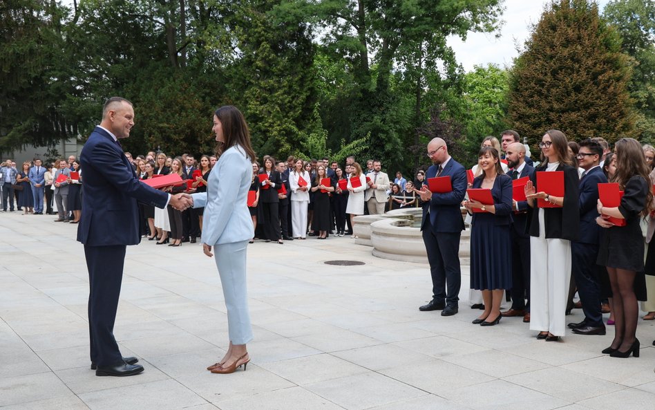 Prezydent Karol Nawrocki podczas uroczystości wręczenia aktów mianowania asesorom sądowym.