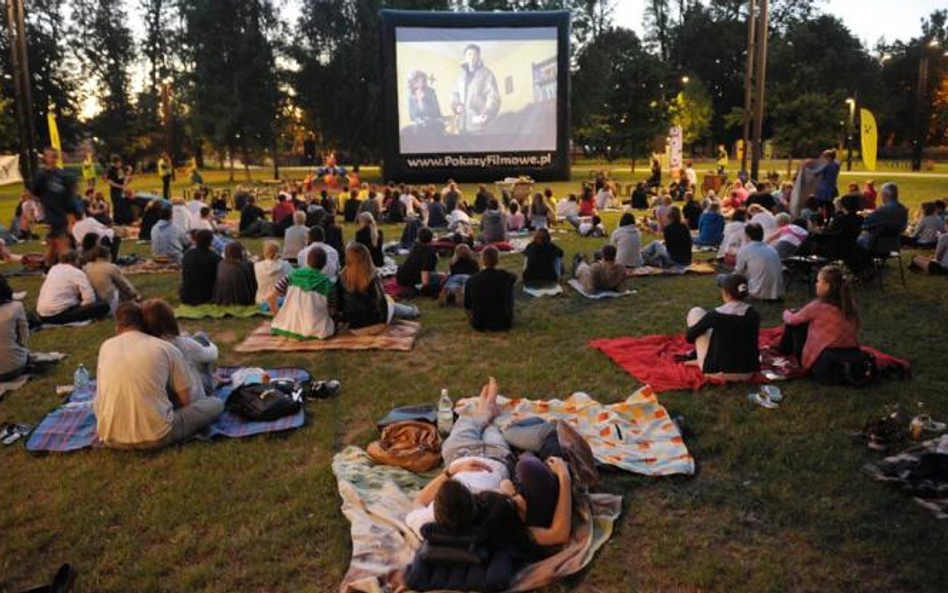 Wspólna filmowa fiesta pod chmurką