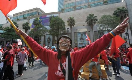 Czerwoni biorą się za turystów