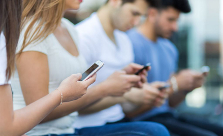 Internet pochłania coraz więcej czasu polskich nastolatków