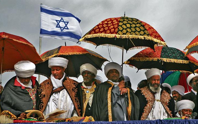Rabini ze społeczności etiopskich Żydów w Izraelu podczas ich święta Sigd