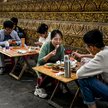 Restauracja uliczna w mieście Jinghong w autonomicznej prefekturze Xishuangbanna Dai w południowej p