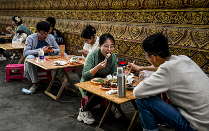 Restauracja uliczna w mieście Jinghong w autonomicznej prefekturze Xishuangbanna Dai w południowej p