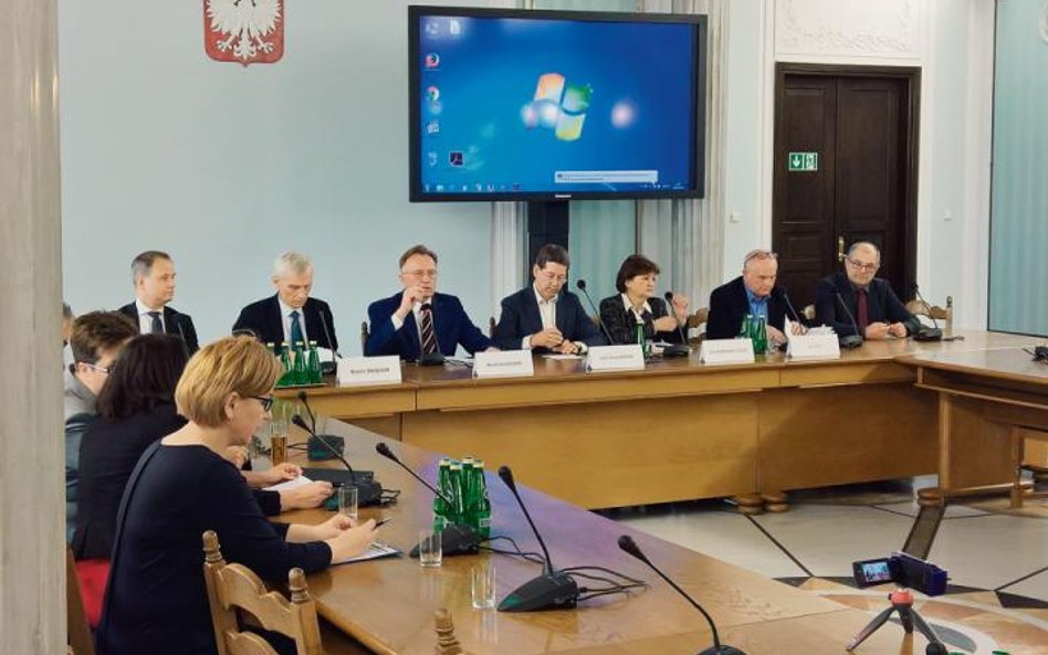 Uczestnicy pierwszej części debaty o euro w Sejmie, od lewej: prof. Artur Nowak-Far, Marcin Święcick