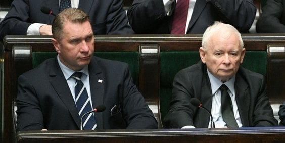 Wiceprezes PiS Przemysław Czarnek i prezes tej partii Jarosław Kaczyński podczas posiedzenia Sejmu