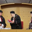 Prezes TK Andrzej Rzepliński (C) oraz sedziowie TK Piotr Tuleja (P) i sędzia sprawozdawca Andrzej Wr