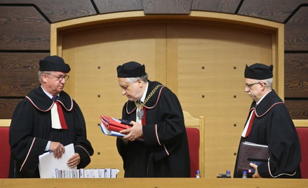 Prezes TK Andrzej Rzepliński (C) oraz sedziowie TK Piotr Tuleja (P) i sędzia sprawozdawca Andrzej Wr
