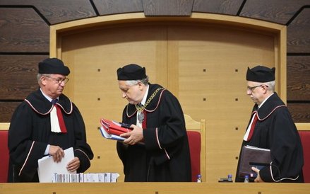 Prezes TK Andrzej Rzepliński (C) oraz sedziowie TK Piotr Tuleja (P) i sędzia sprawozdawca Andrzej Wr