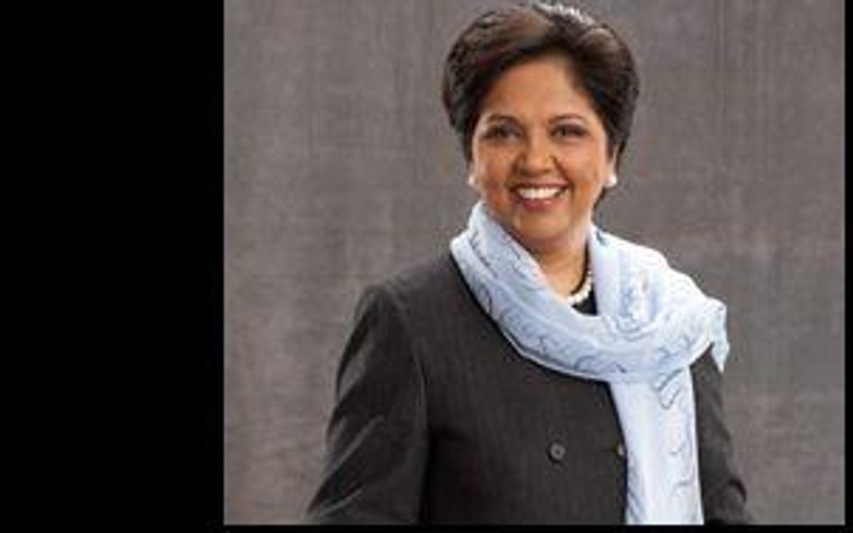 Indra Nooyi, prezes PepsiCo i matka dwóch córek twierdzi w wywiadach, że sypia po 4 godziny na dobę