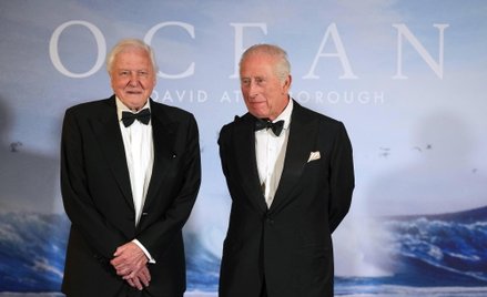 Biolog David Attenborough i król Karol III podczas uroczystej premiery filmu „Ocean” w londyńskim Ro