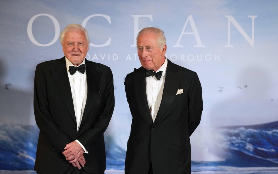 Biolog David Attenborough i król Karol III podczas uroczystej premiery filmu „Ocean” w londyńskim Ro