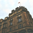 Harrods to najbardziej znany dom towarowy w Londynie. Sklep w obecnej lokalizacji mieści się od 1849