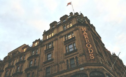 Harrods to najbardziej znany dom towarowy w Londynie. Sklep w obecnej lokalizacji mieści się od 1849