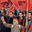 Towarzysze z Portugalskiej Partii Komunistycznej śpiewają, czcząc setną rocznicę urodzin zasłużonego