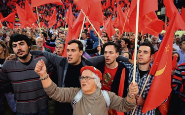 Towarzysze z Portugalskiej Partii Komunistycznej śpiewają, czcząc setną rocznicę urodzin zasłużonego