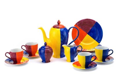 Leon Tarasewicz w 2005 r. pomalował ceramiczny serwis do kawy.