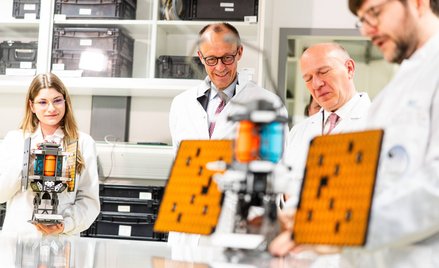 Kanclerz Niemiec Friedrich Merz ogląda satelitę podczas wizyty w firmie Berlin Space Technologies (B