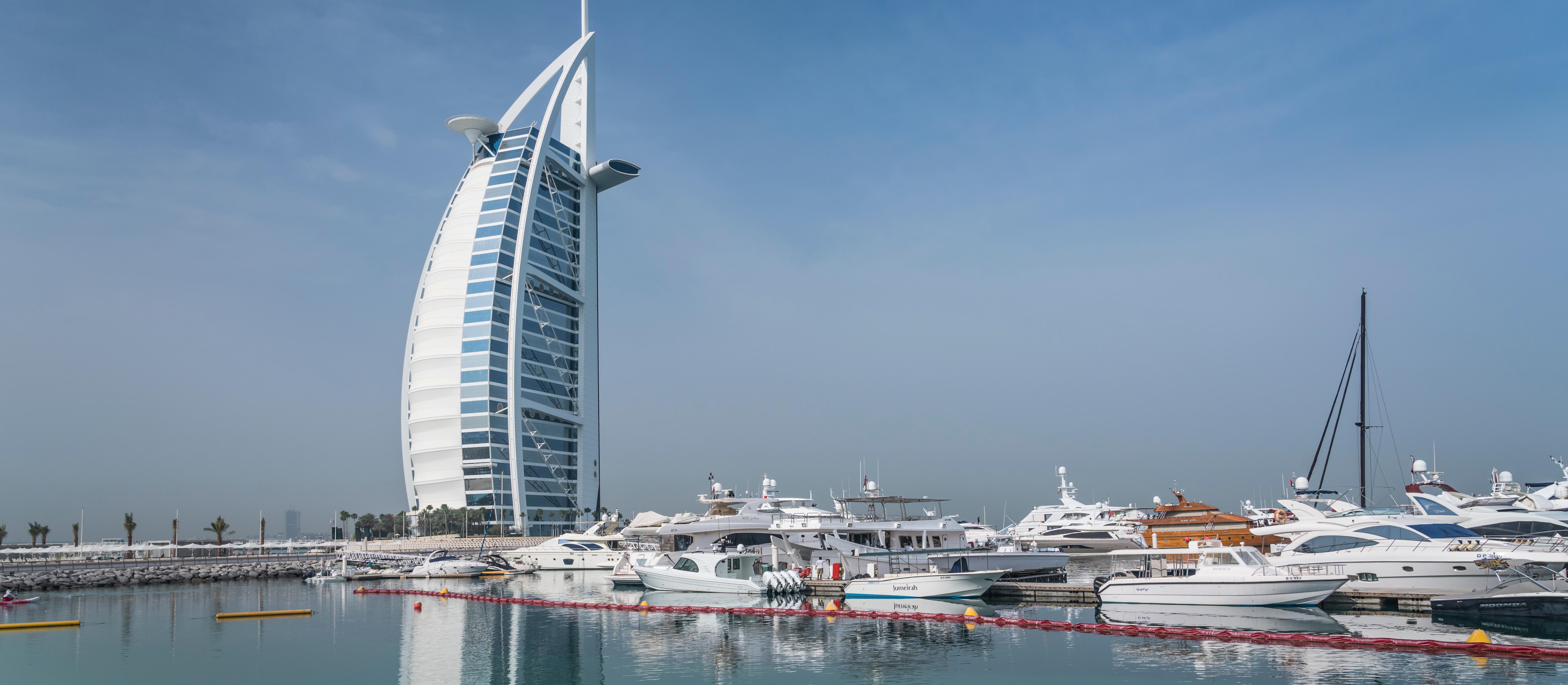 Dubai's icon, the Burj Al arabian  Hotel, disappears from the map. "Refreshing the legend"