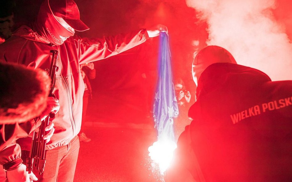 Unijna flaga nie podlega ochronie tak jak polska, ale gdy w ubiegłym roku narodowcy spalili ją po Ma