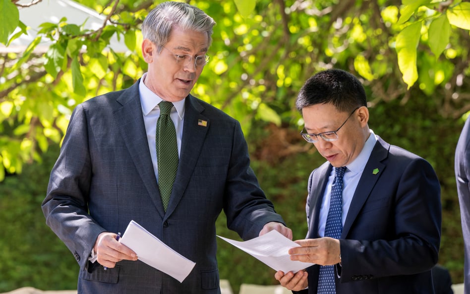 Sekretarz Skarbu USA Scott Bessent i wiceminister finansów Chin Liao Minem