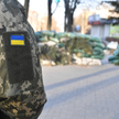 Emblematy żołnierzy ukraińskich patrolujących jedno z osiedli w Kijowie