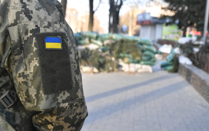 Emblematy żołnierzy ukraińskich patrolujących jedno z osiedli w Kijowie