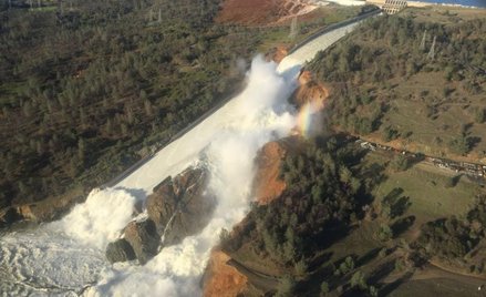Awaryjny zrzut wody z zapory Oroville / CA/DWR, Twitter