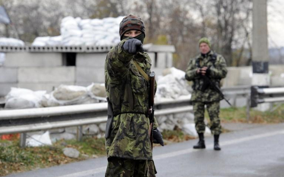 Żołnierze nie wpuszczają fotoreporterów na miejsce, gdzie powinna być komisja wyborcza