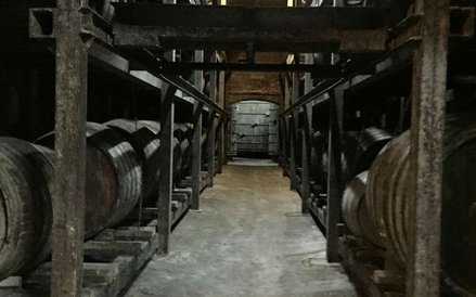 W magazynach Starki najstarsze beczki leżakują od 1947 roku.