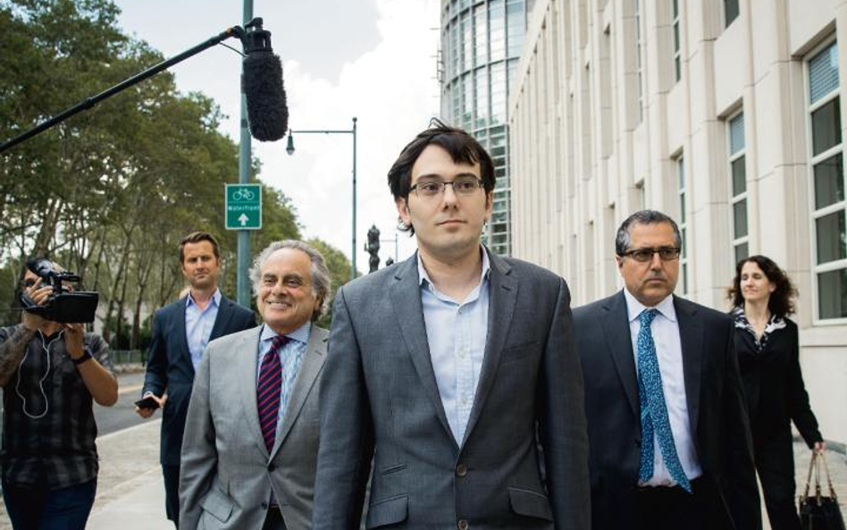 Martin Shkreli, finansista inwestujący w branżę farmaceutyczną. Wiele osób go nienawidzi, ale też wi