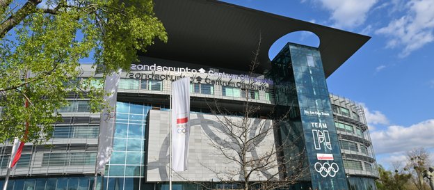 Logo Zondacrypto na Centrum Olimpijskim w Warszawie