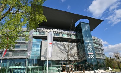 Logo Zondacrypto na Centrum Olimpijskim w Warszawie