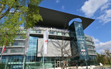 Logo Zondacrypto na Centrum Olimpijskim w Warszawie