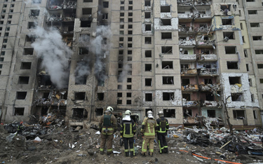 Blok mieszkalny w Kijowie po rosyjskim ataku rakietowym