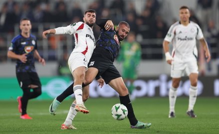 Zawodnik Legii Warszawa Jurgen Celhaka i Ifet Dakovac z FK TSC Backa Topola (w centrum)  podczas mec