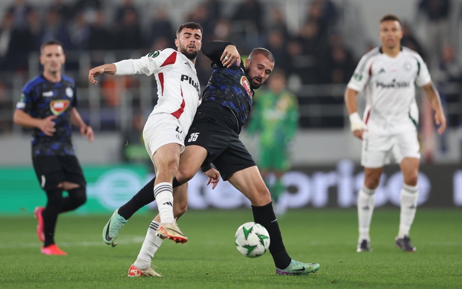 Zawodnik Legii Warszawa Jurgen Celhaka i Ifet Dakovac z FK TSC Backa Topola (w centrum)  podczas mec