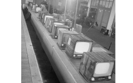 1959r. Warszawskie Zakłady Telewizyjne. Kontrola złożonych telewizorów "Belweder" przygotowanych do 