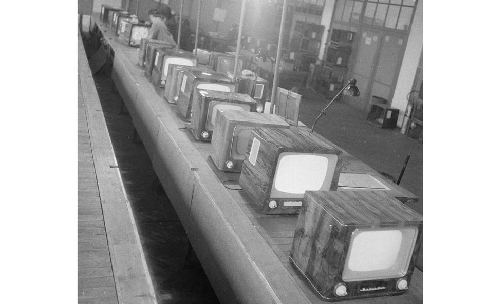 1959r. Warszawskie Zakłady Telewizyjne. Kontrola złożonych telewizorów "Belweder" przygotowanych do 